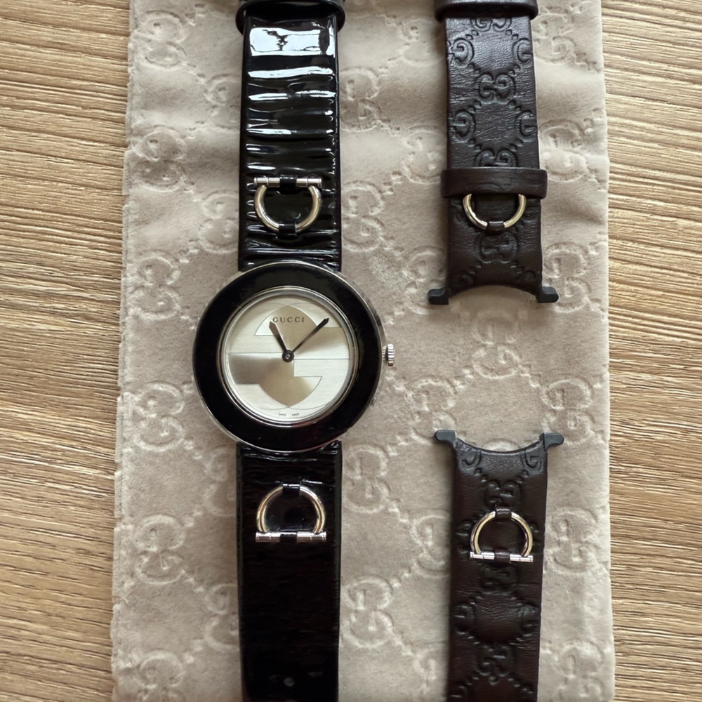 Gucci women’s watch with interchangeable brown and black bands! - Picture 7 of 8